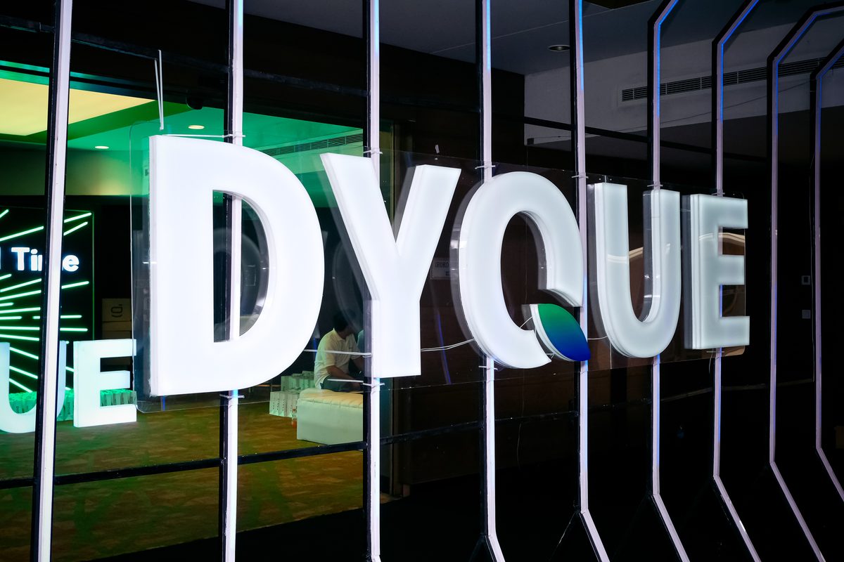 DYQUE branding